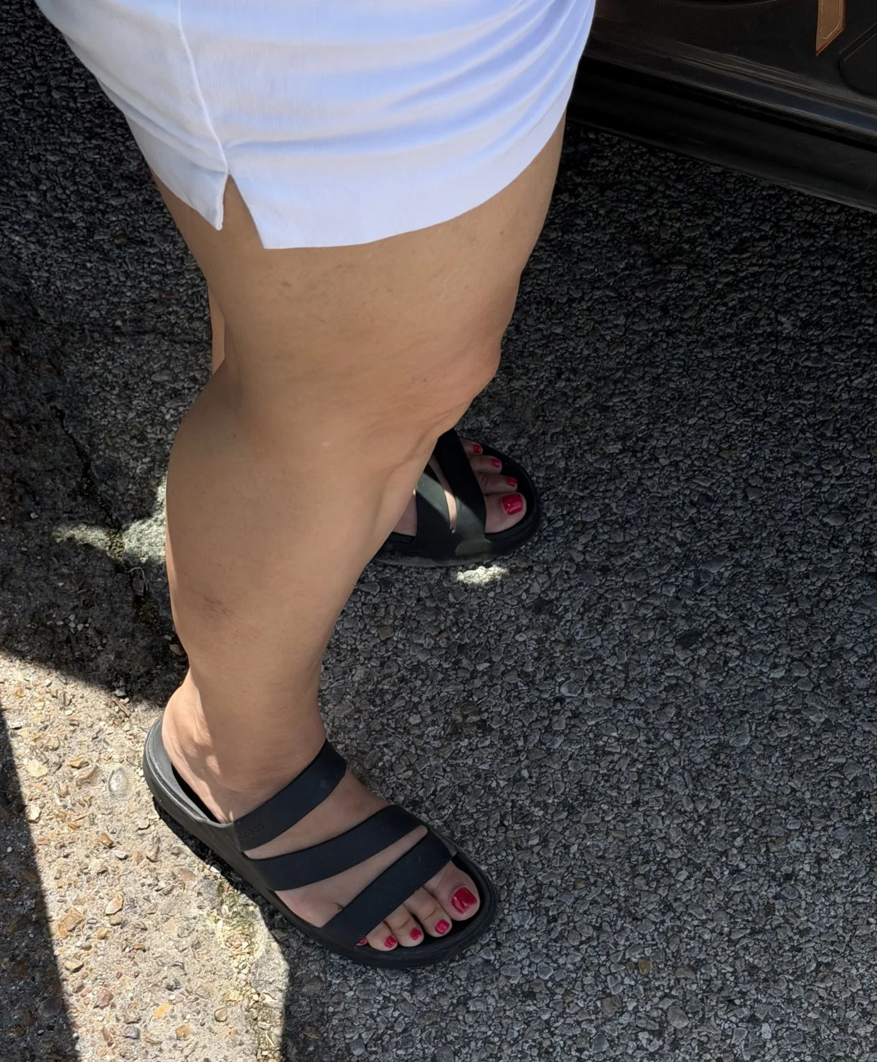 Milfs feet in sandals image 8