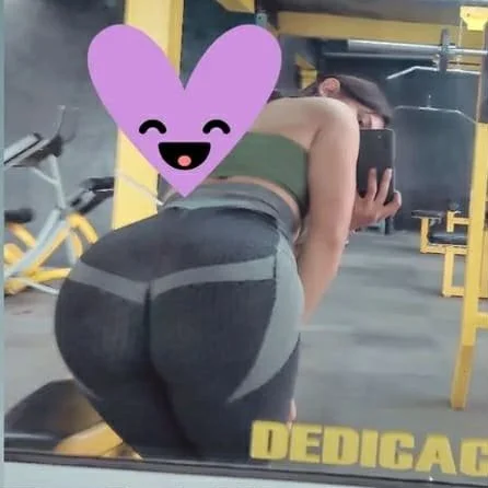 Vieja putona del gym enseñando su culote image 1