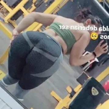 Vieja putona del gym enseñando su culote image 2