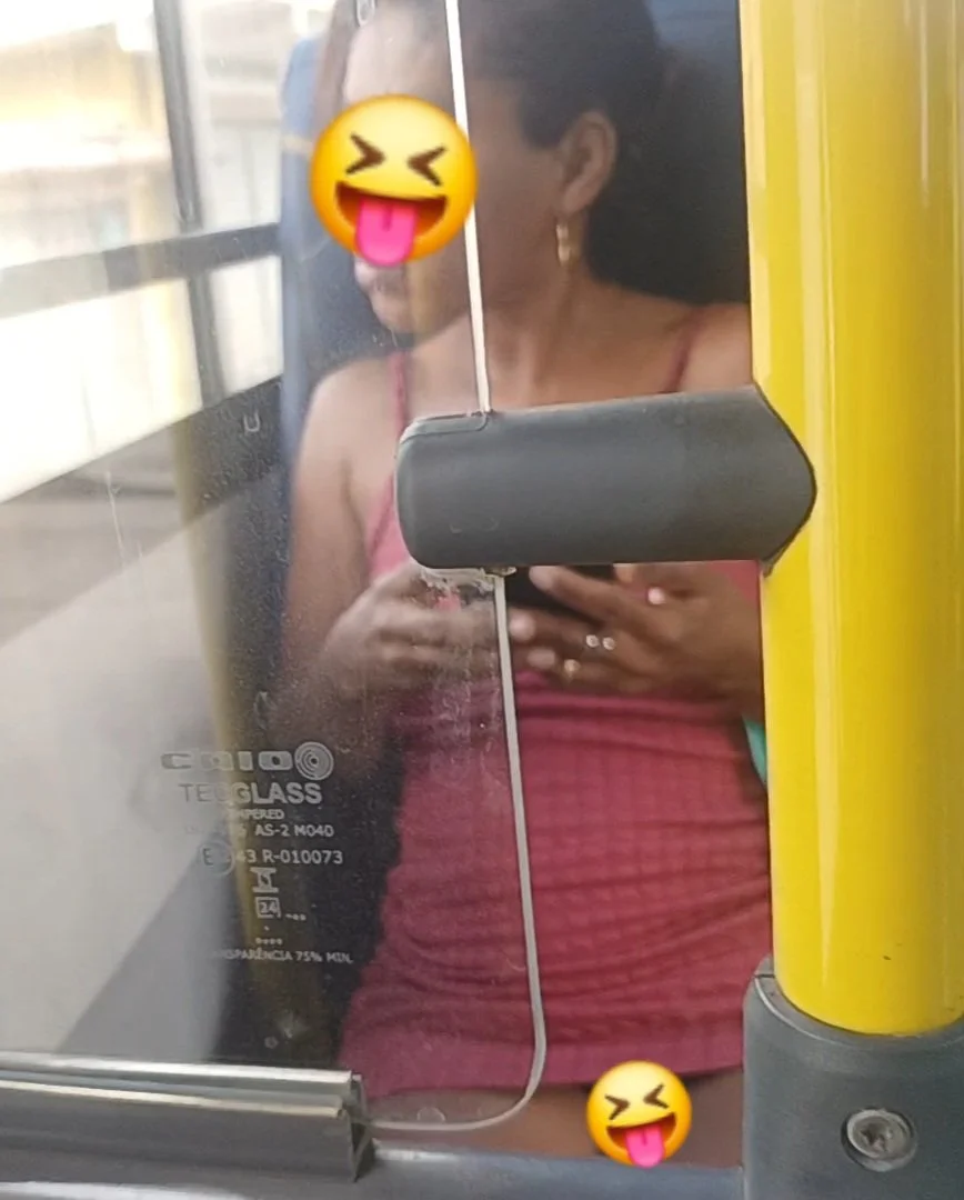 De vestido sem calcinha no bus, Se bater 20 like mostro main image