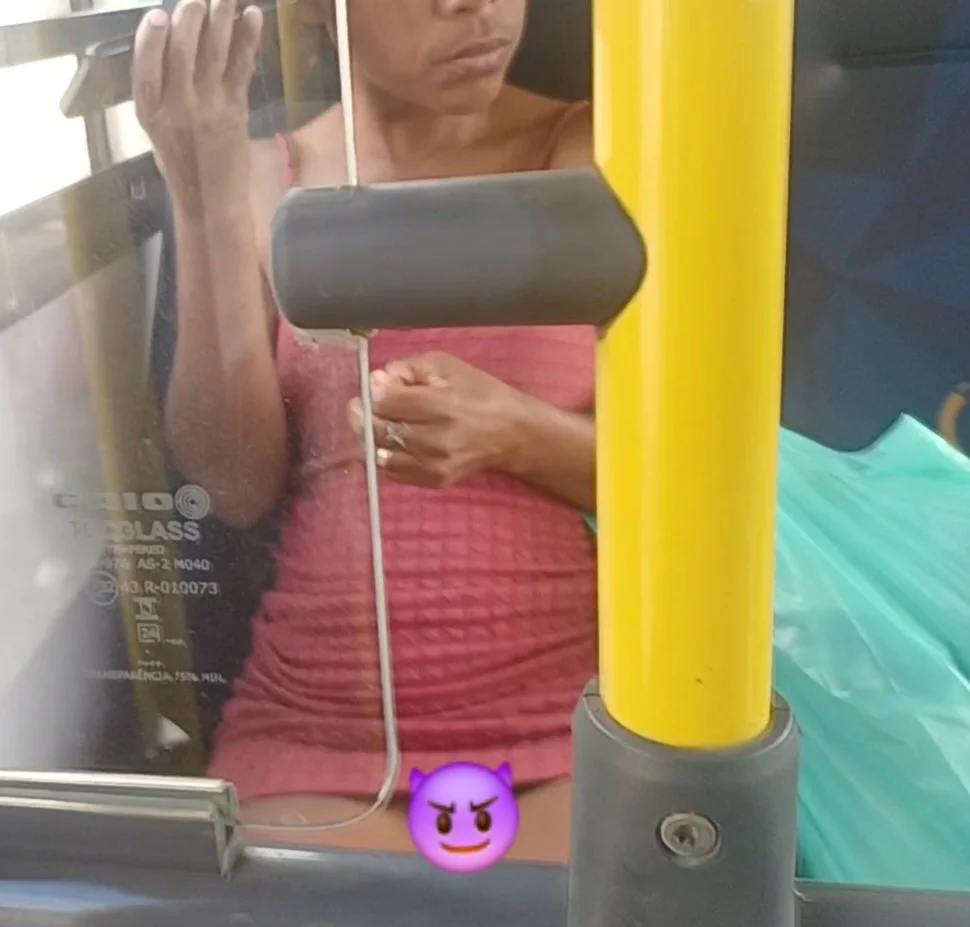 De vestido sem calcinha no bus, Se bater 20 like mostro image 2