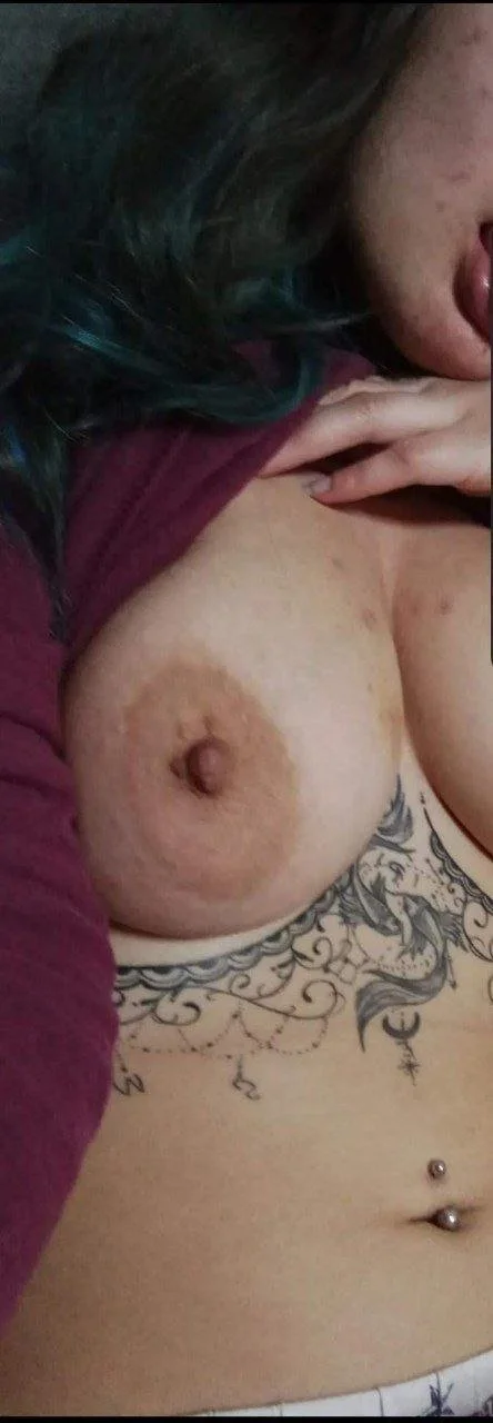 Las putas tetas de la puta sumisa tatuada image 24