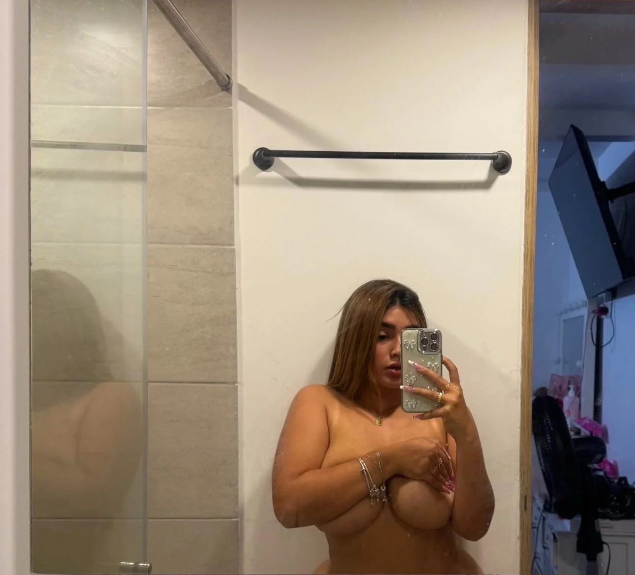 Nude show in WhatsApp image 2