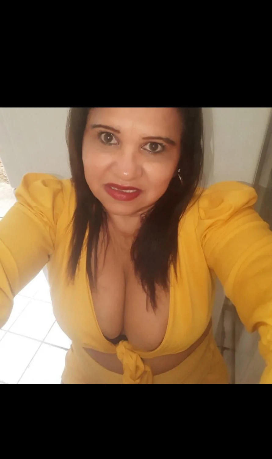 Coroa peituda amiga do Facebook main image
