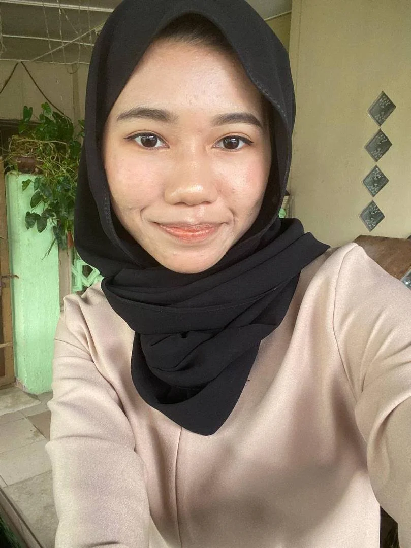 Little 20 year malaysia slut lobes being shown off image 6