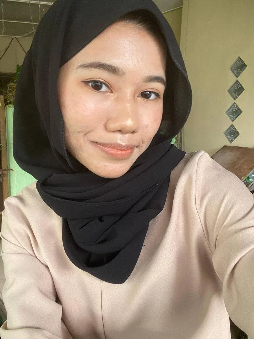 Little 20 year malaysia slut lobes being shown off image 7
