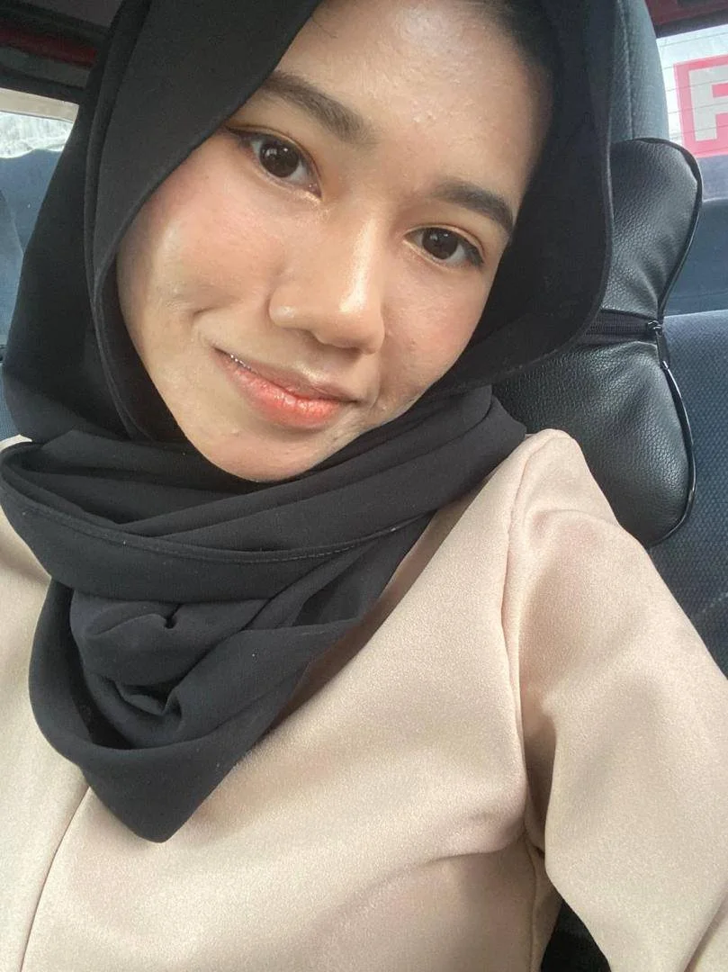 Little 20 year malaysia slut lobes being shown off image 8