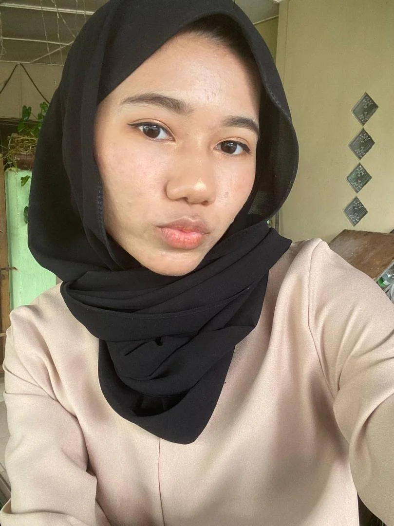 Little 20 year malaysia slut lobes being shown off image 9
