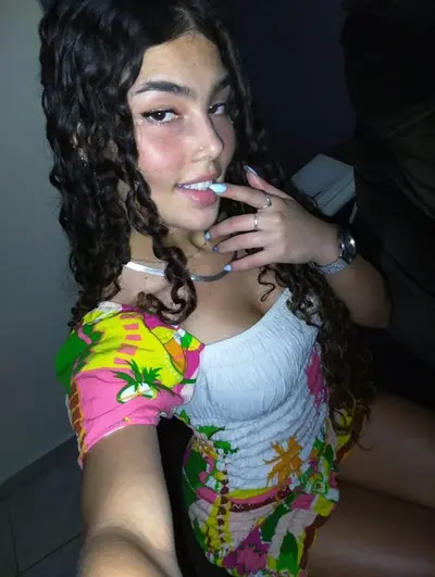 Novinha gostosa vai te fazer esporrar litros! cover image
