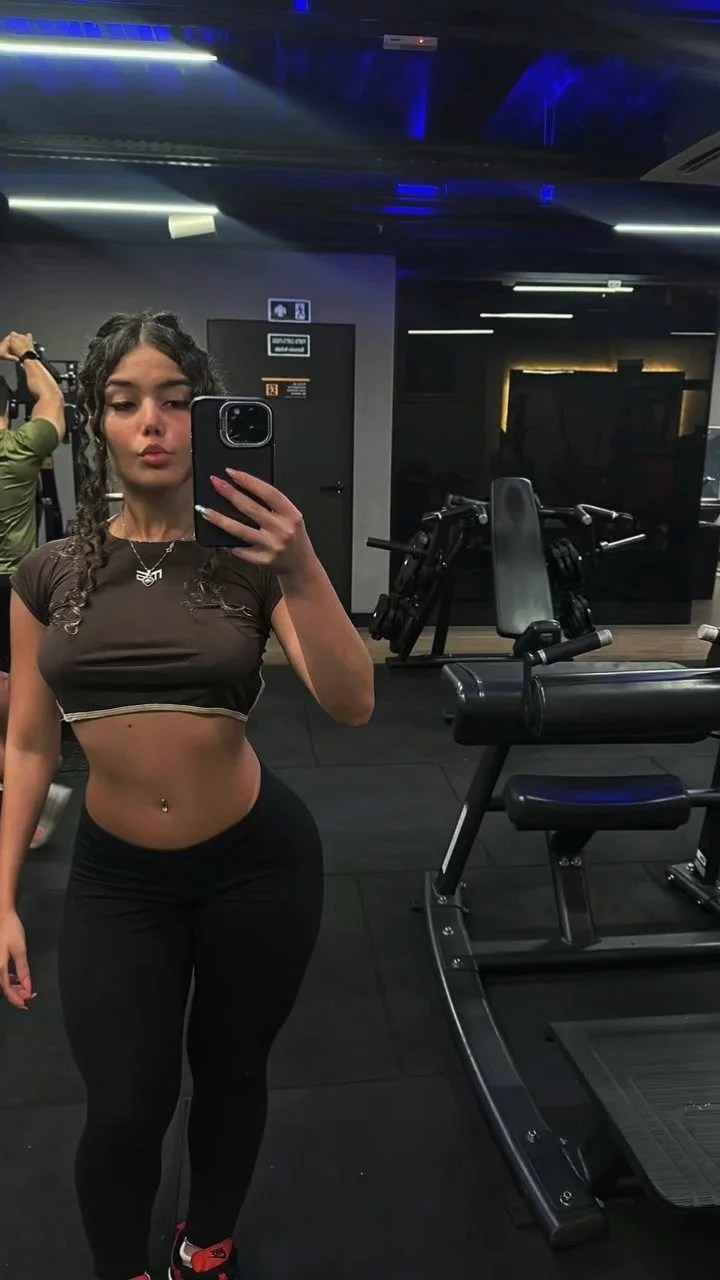 Novinha gostosa vai te fazer esporrar litros! image 5