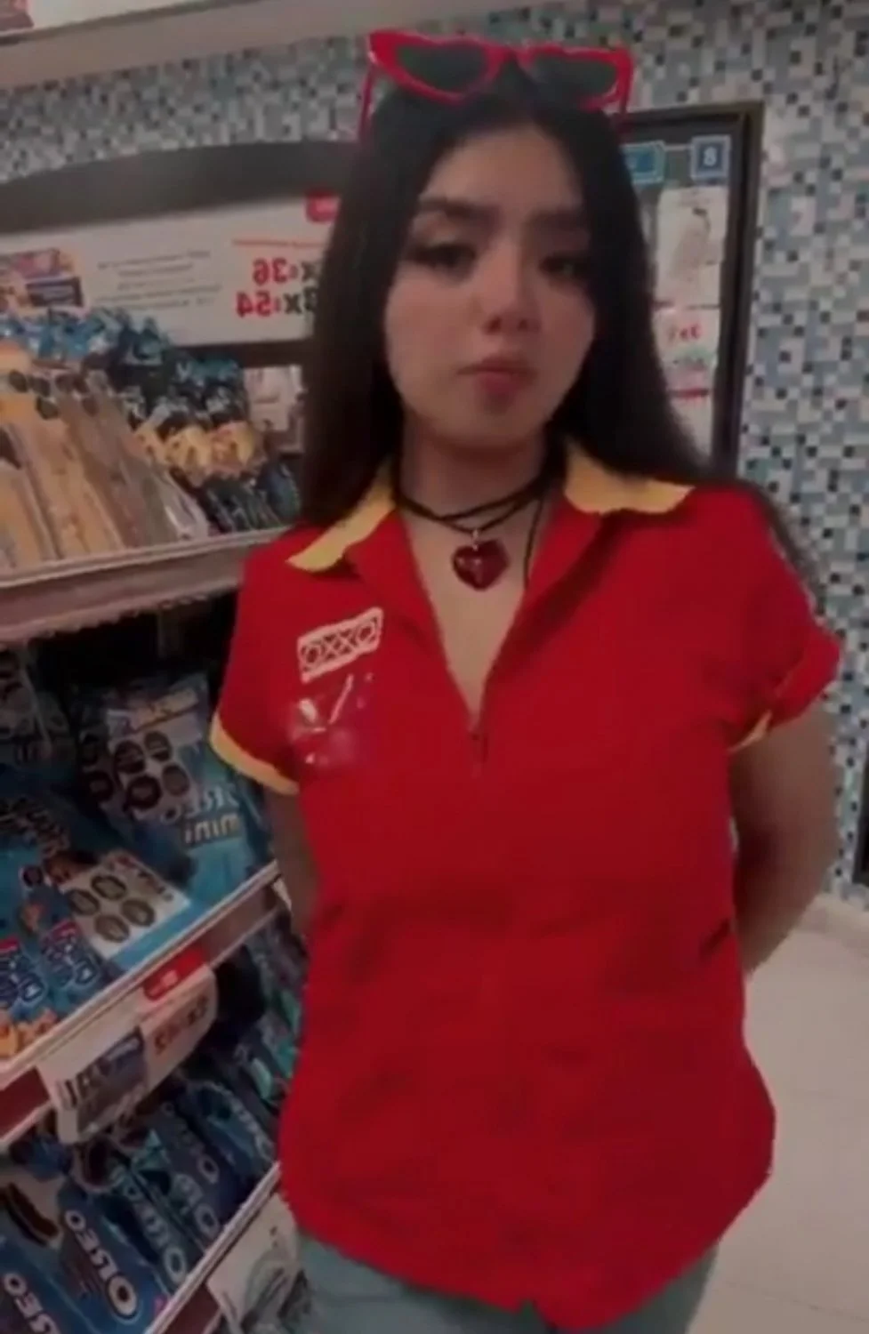 Chica del oxxo traviesa image 2