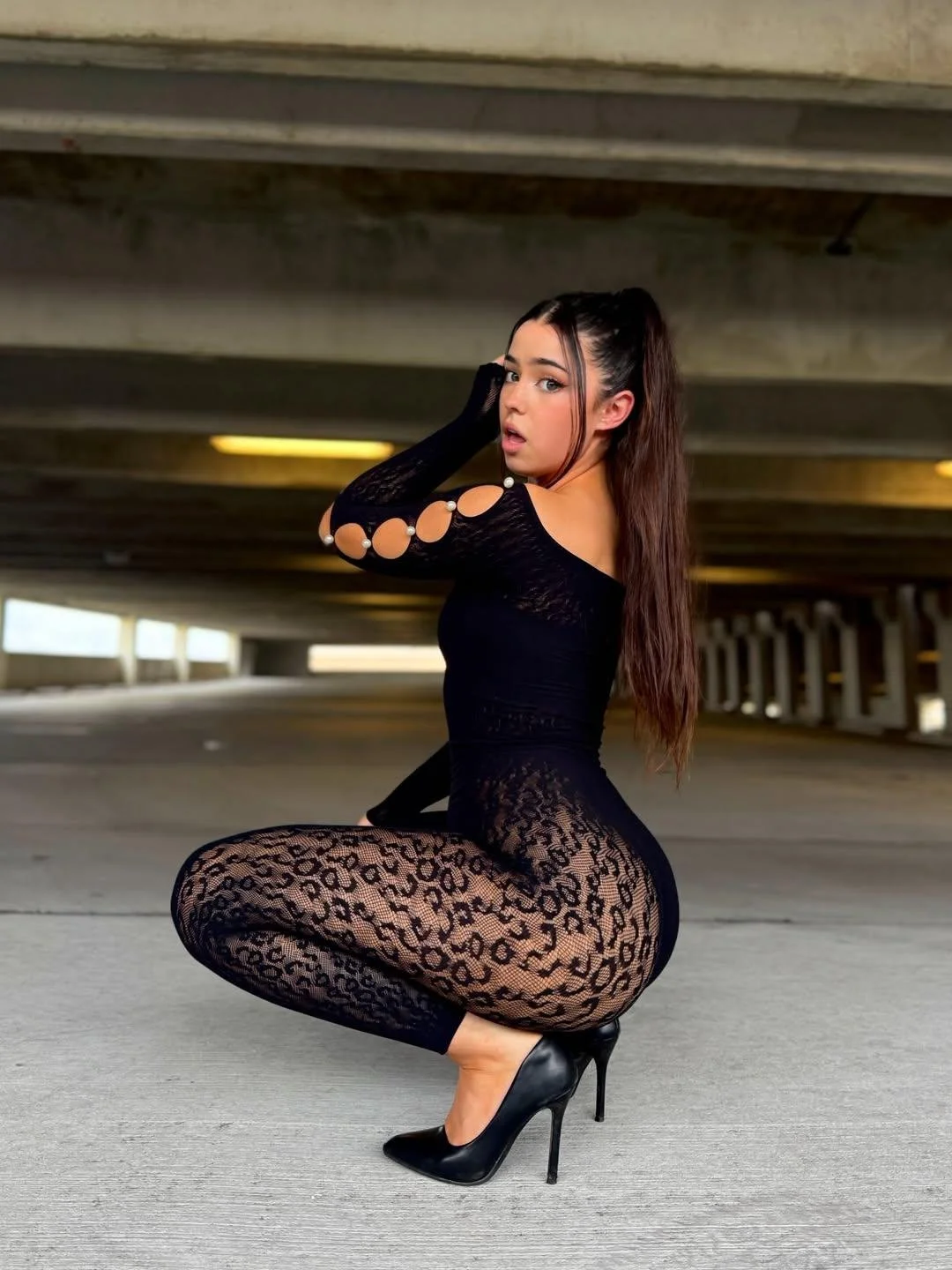Zorrita de Zoeyiso Puta hermosa y sexy ricas piernas y culo image 5