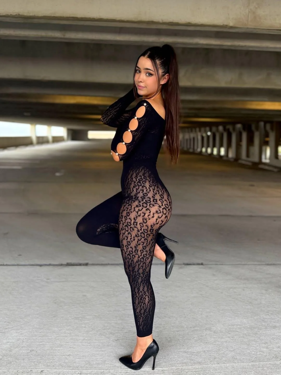 Zorrita de Zoeyiso Puta hermosa y sexy ricas piernas y culo image 6
