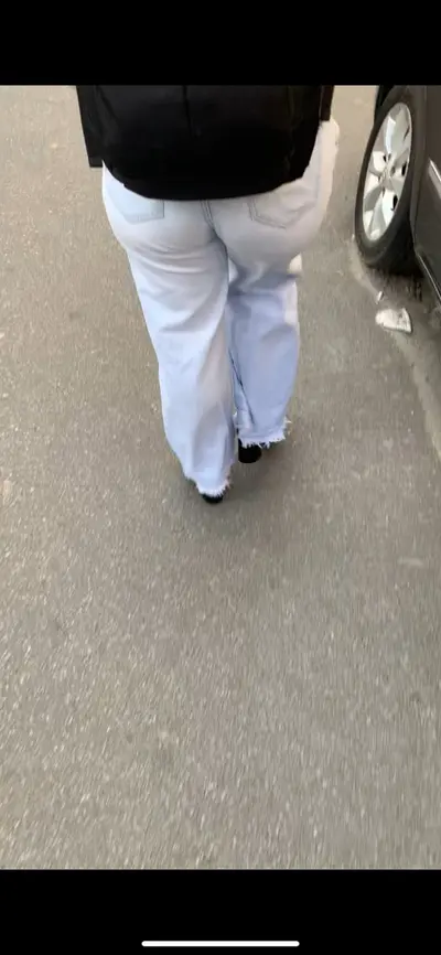 Cuzao enorme na rua Calça colada cover image