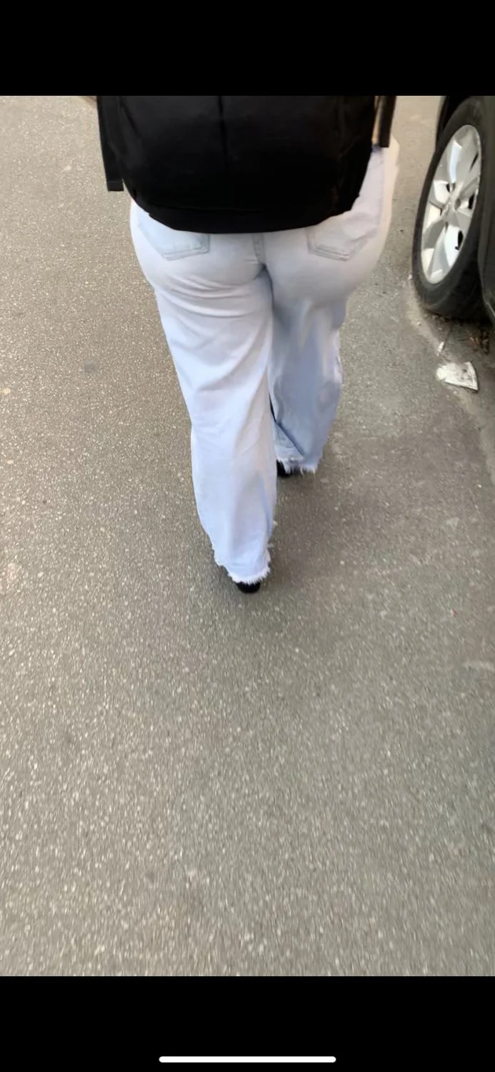 Cuzao enorme na rua Calça colada image 2