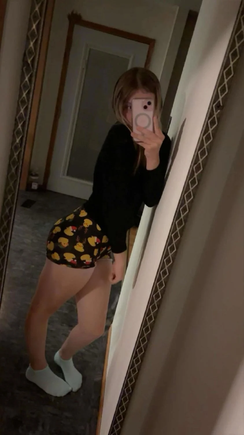 Emma 19 image 4