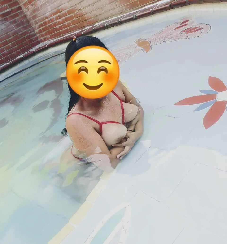 Comeu a mulher do corno na piscina image 4