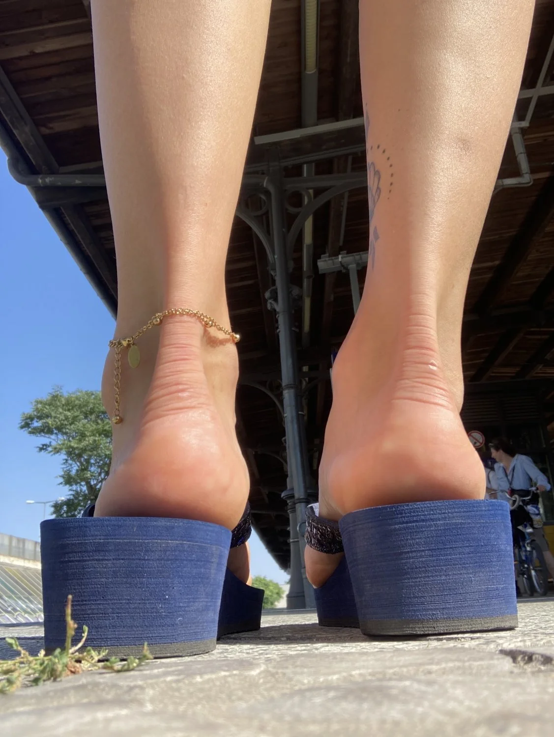 branquinha magrinha tatuada de saia mostrando os pes image 6