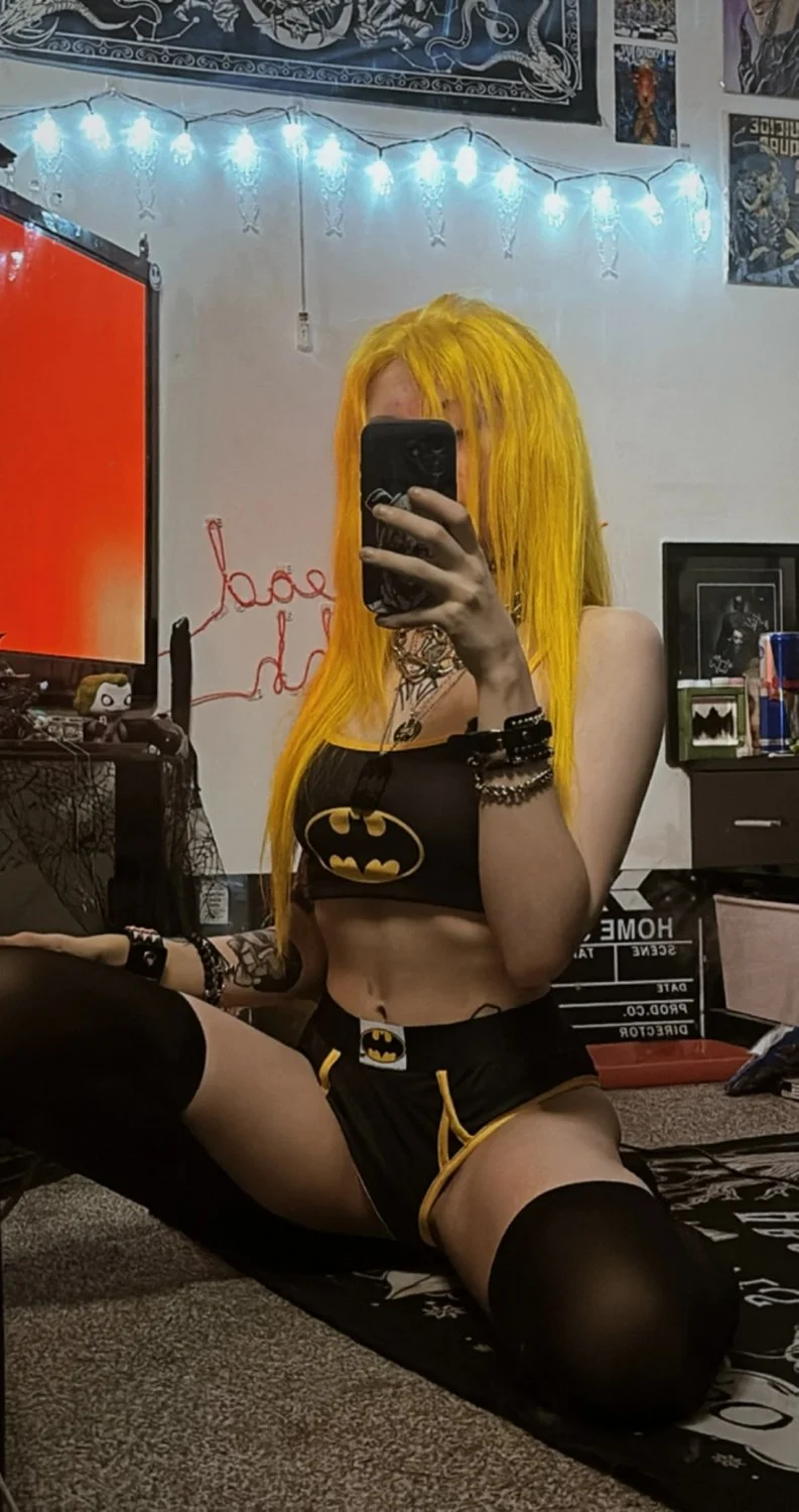 Just let me rub my booty against your face image 2