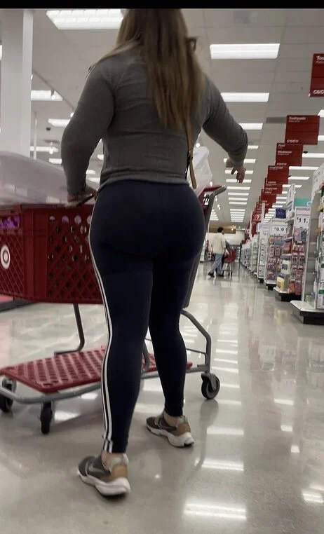 had to ask this sexy Latina GILF for her 📞; “I’m just looking for friends” 😂 she getting fucked image 7
