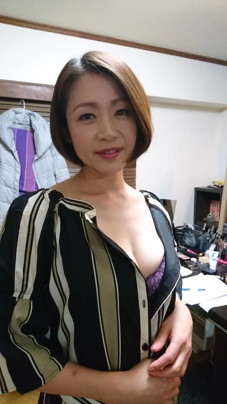 Sexy Asn Milfs image 3