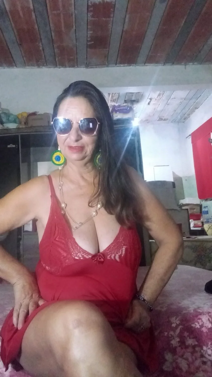 Pra quem gosta de uma coroa safada essa vende o grupo dela pra quem quiser entrar no zap image 5