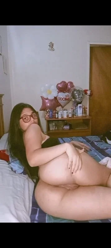 Gostosa peituda de óculos vazada com os peitos e buceta pra fora image 10