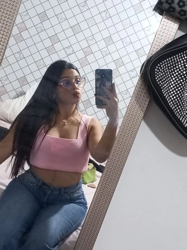 Gostosa peituda de óculos vazada com os peitos e buceta pra fora image 2
