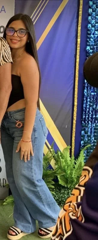 Gostosa peituda de óculos vazada com os peitos e buceta pra fora image 3