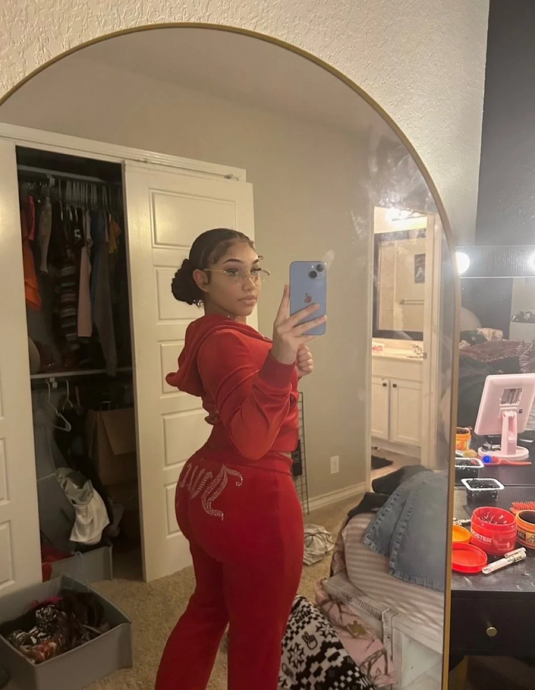 thick and sexy light skin image 15