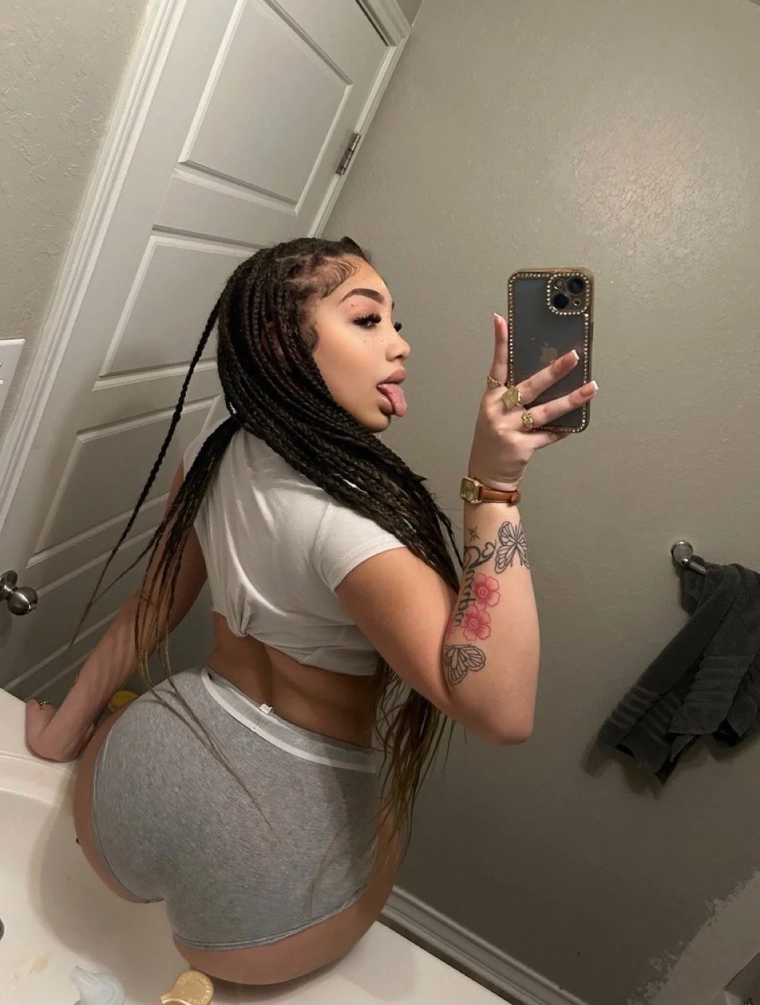 thick and sexy light skin image 8