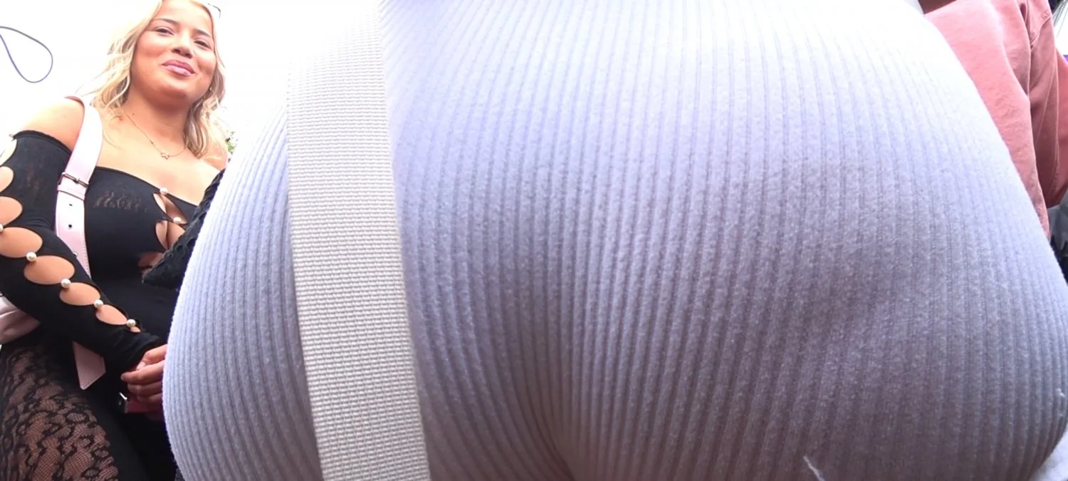 Flagra de garota com short legging marcando tudo em festa (elas perceberam a câmera) image 9