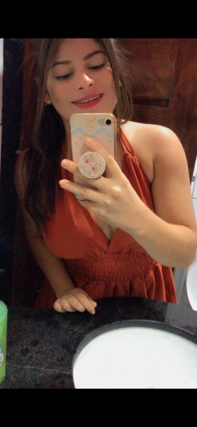 Vazou novinha vagabunda enfiando batom no rabo e na buceta pro namorado main image