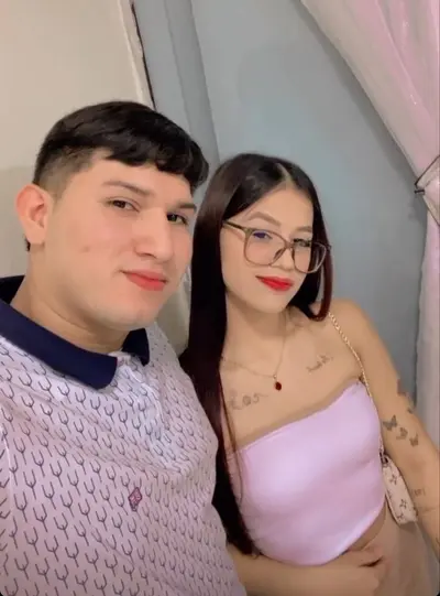 Casal safado botou a namorada delícia pra mamar cover image