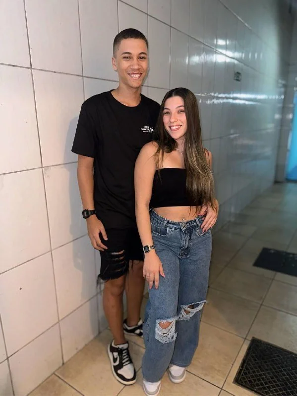 Novinha loirinha com cara de cavala levando gozada dentro main image