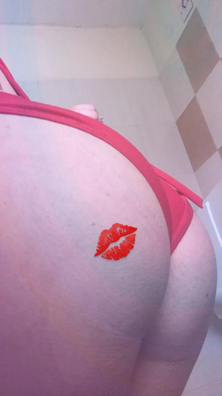 Ginger PAWG shaking her booty image 4