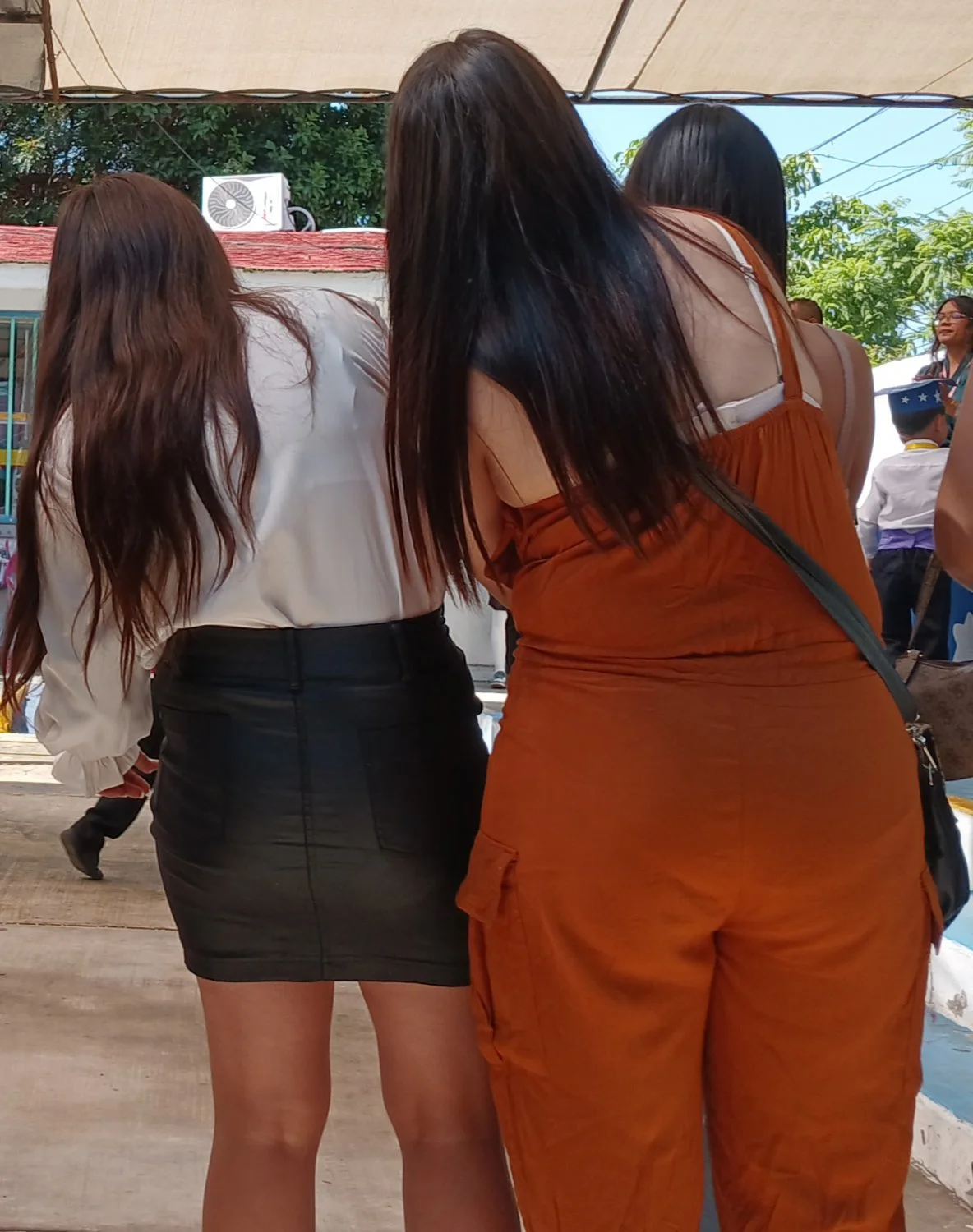 Voyeur rica chaparra en falda image 1