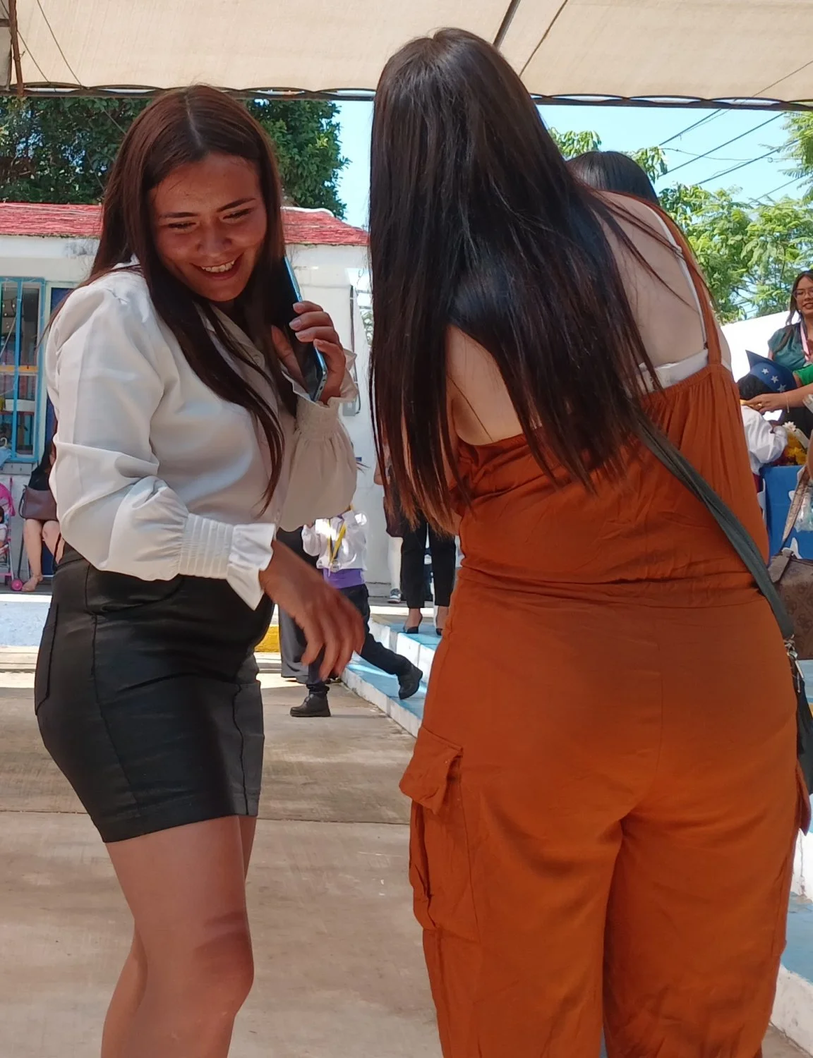 Voyeur rica chaparra en falda image 5