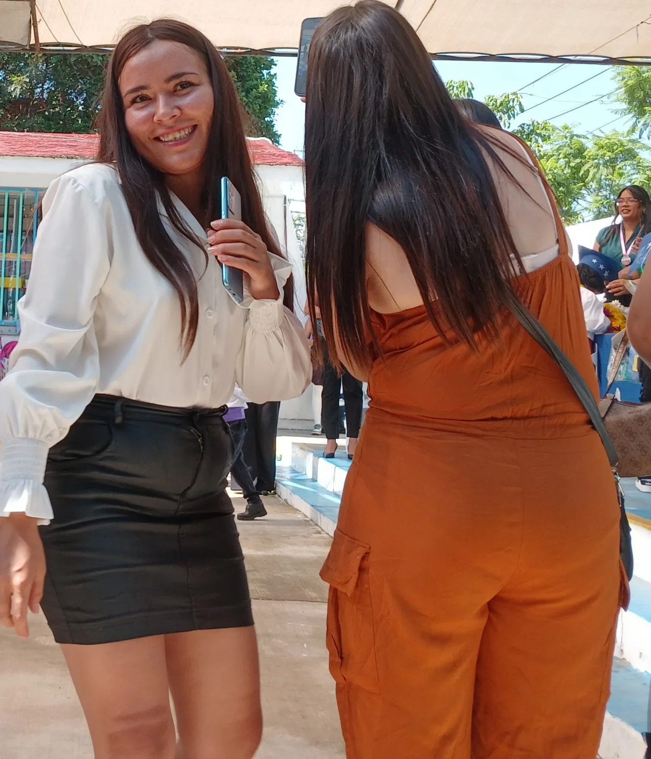 Voyeur rica chaparra en falda image 6