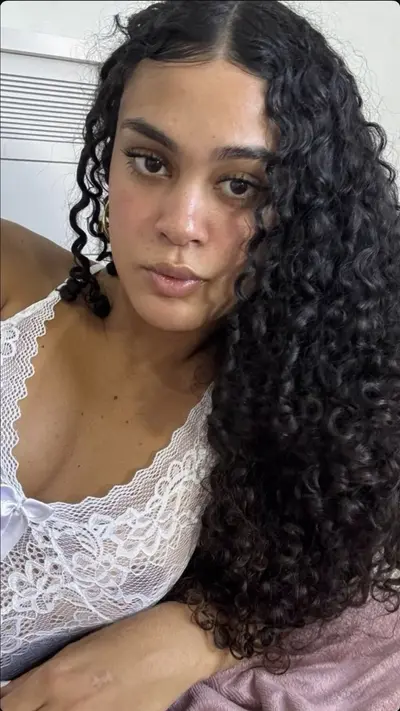Novinha cacheada gostosa com acessório de fábrica cover image