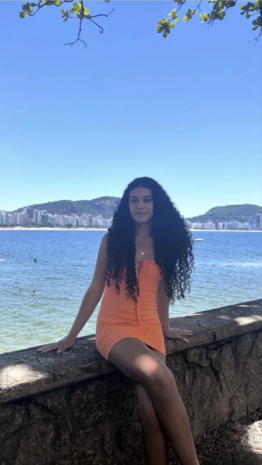 Novinha cacheada gostosa com acessório de fábrica image 3