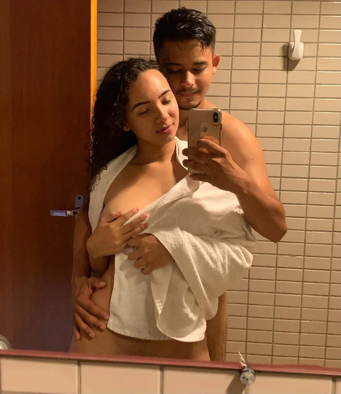Casal Vazou Deixou a Putinha Da Namorada Toda Melada main image