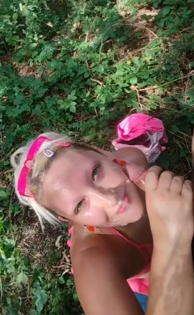 Vazou loira cachorra tomando leitinho na cara no meio do mato. Video novo vazado erome cover image