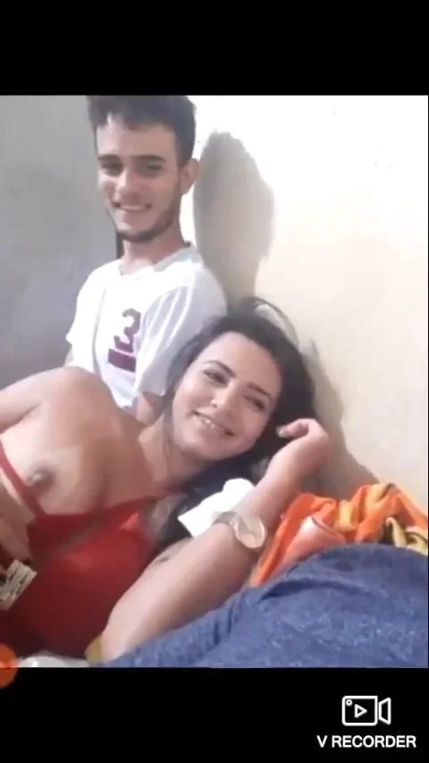 Live vazada sem áudio casal de amigos curtindo o meio liberal namorada olhado des confiada e. Corno main image