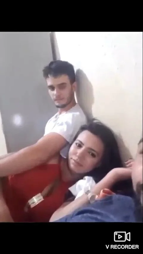 Live vazada sem áudio casal de amigos curtindo o meio liberal namorada olhado des confiada e. Corno image 10