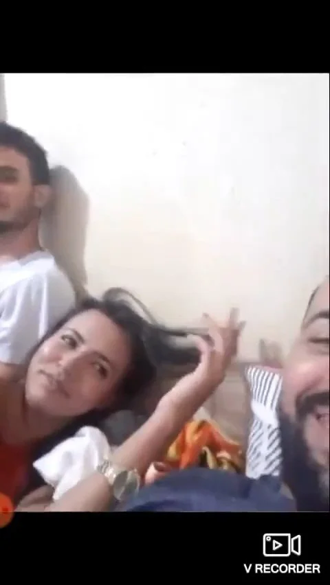Live vazada sem áudio casal de amigos curtindo o meio liberal namorada olhado des confiada e. Corno image 14
