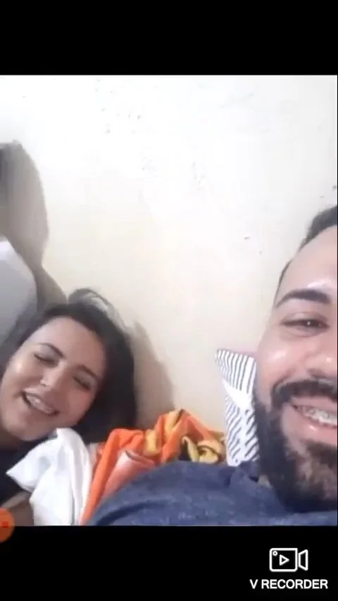Live vazada sem áudio casal de amigos curtindo o meio liberal namorada olhado des confiada e. Corno image 17