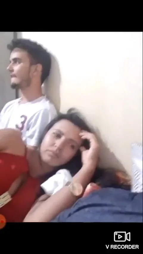 Live vazada sem áudio casal de amigos curtindo o meio liberal namorada olhado des confiada e. Corno image 3