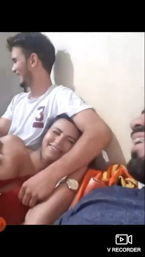 Live vazada sem áudio casal de amigos curtindo o meio liberal namorada olhado des confiada e. Corno image 4
