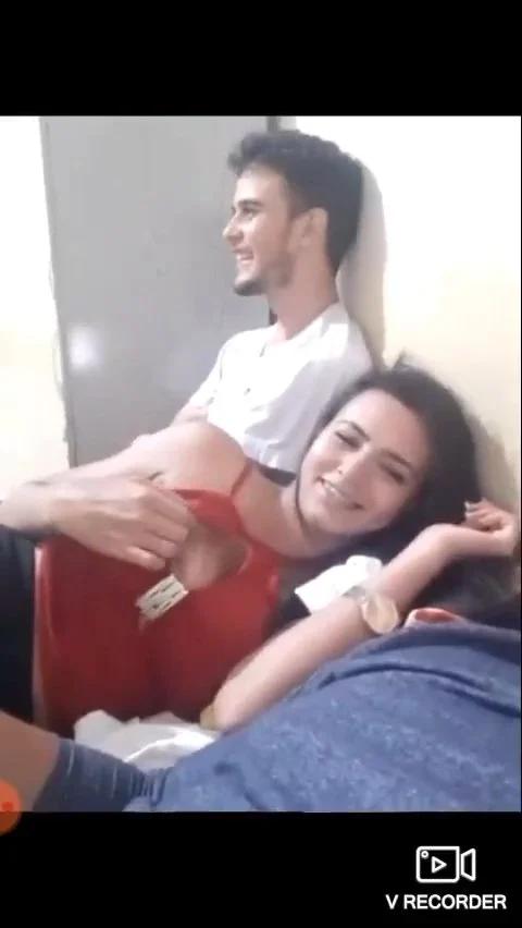 Live vazada sem áudio casal de amigos curtindo o meio liberal namorada olhado des confiada e. Corno image 8